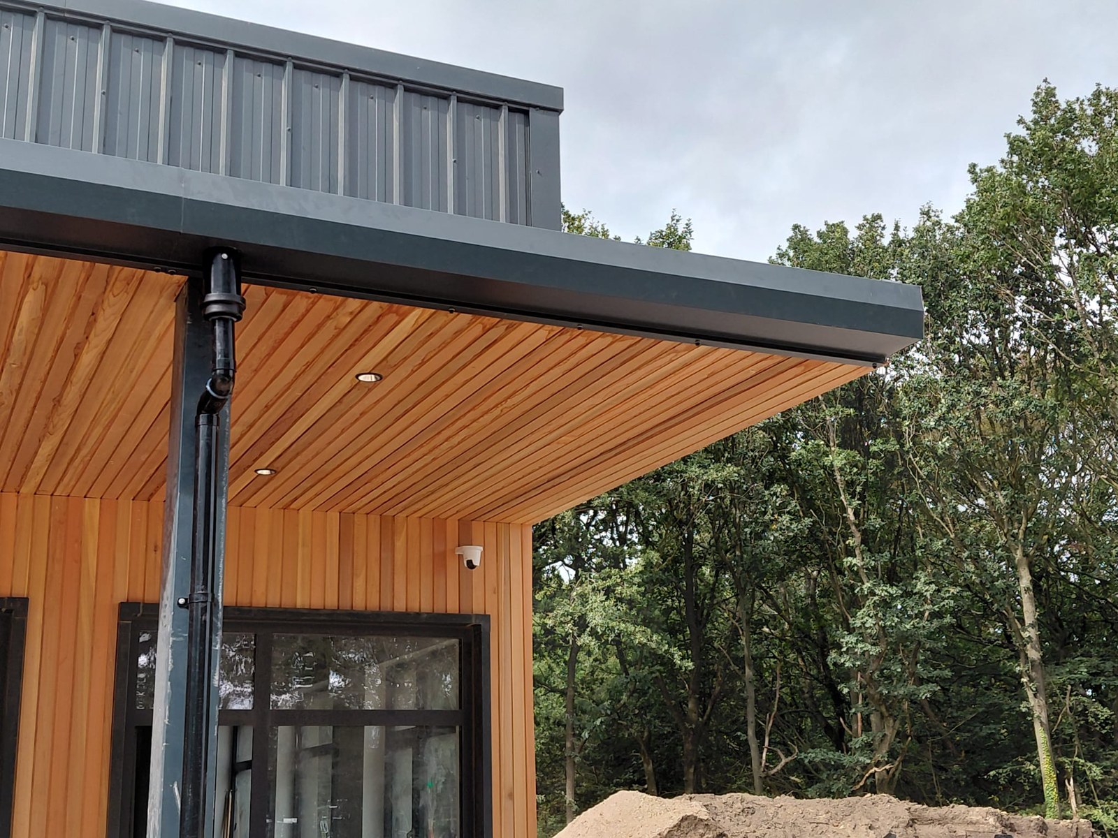 Cladding & roof-edge detail